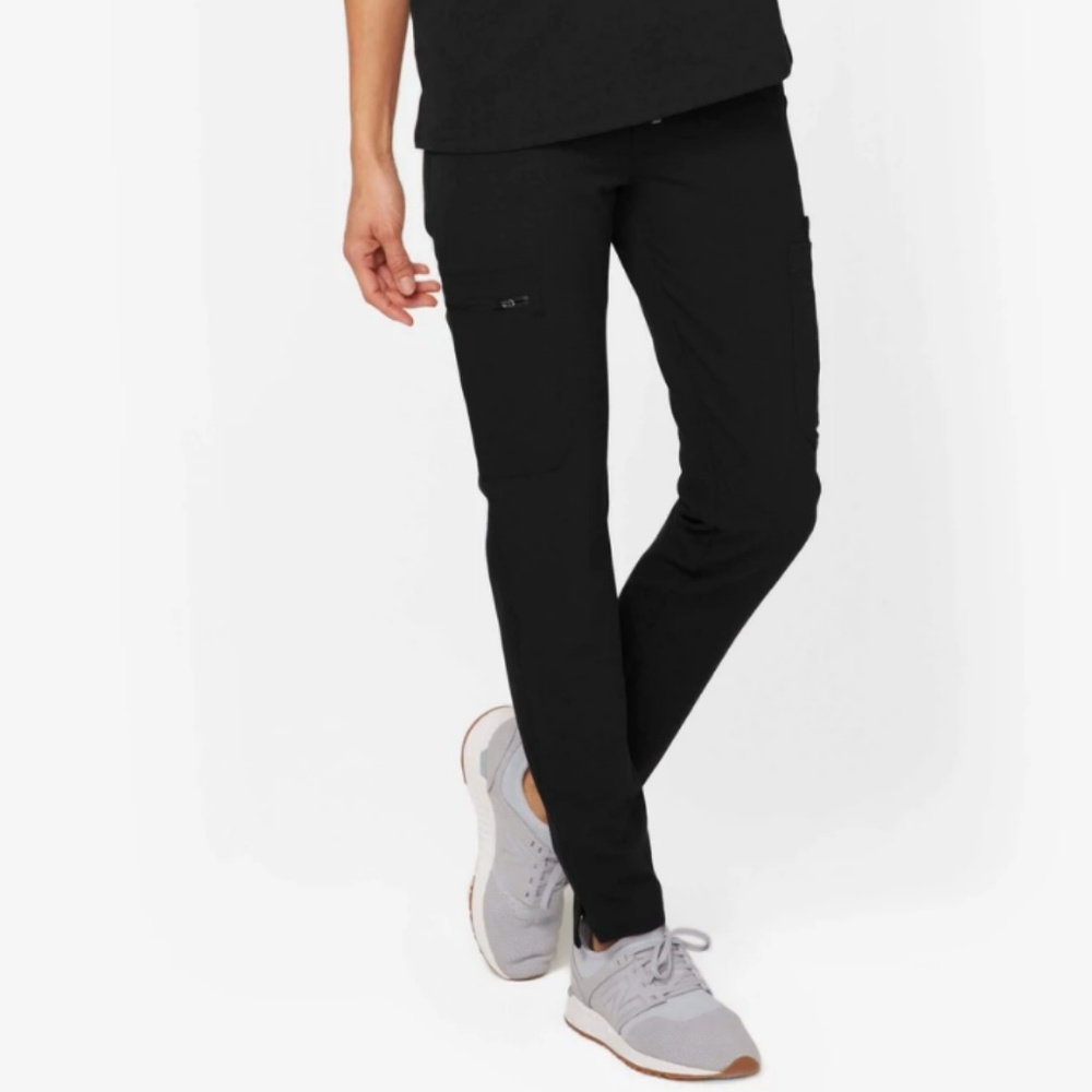 Yola skinny scrub pant in black (FIGS) medium